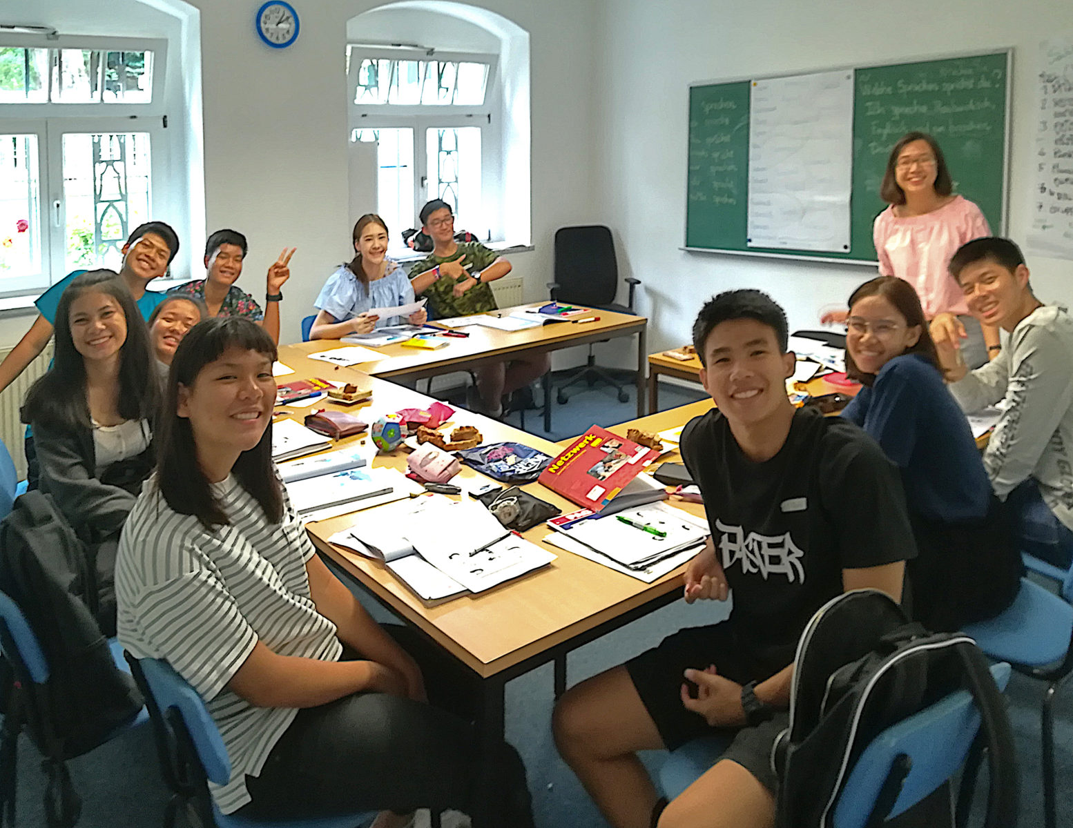Die ersten Schüler am neuen Standort - weitgereiste Austauschschüler aus Südostasien